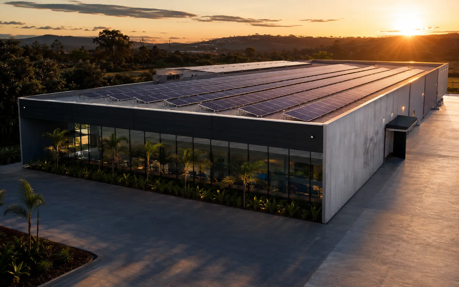 Edificação comercial com usina fotovoltaica instalada no telhado